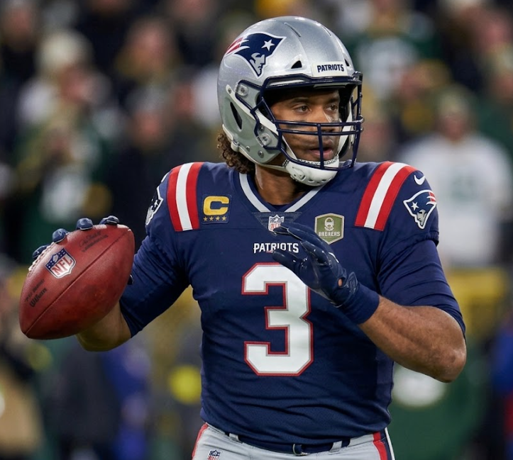 Just 3 hours after receiving interest from the Patriots, a Super Bowl legend of the Seahawks with 46,966 career passing yards has “given the green light” to join New England - expressing a desire to stay until age 40